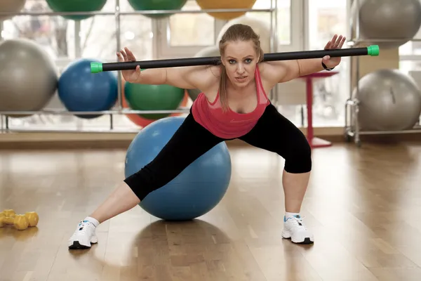 Jeune femme dans une salle de sport — Photo