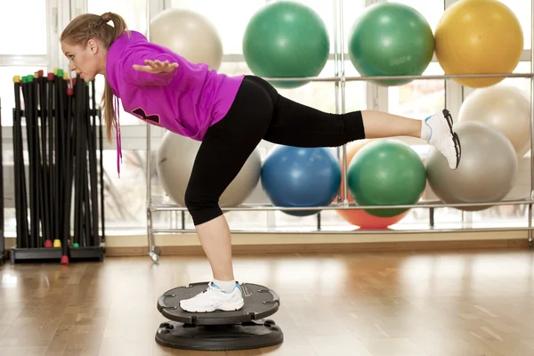 Mujer joven en una sala de deportes — Foto de Stock