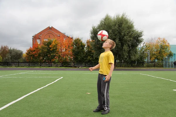 Chico atlético en el campo de fútbol —  Fotos de Stock