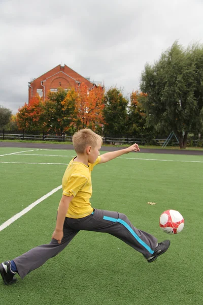 Futbol sahasına atletik erkek — Zdjęcie stockowe