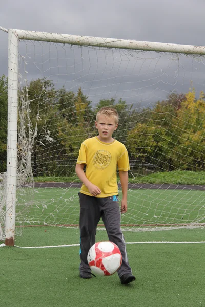 Спортивный мальчик на футбольном поле — стоковое фото
