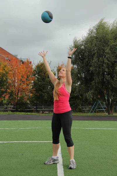 Спортивная молодая женщина занимается фитнесом — стоковое фото