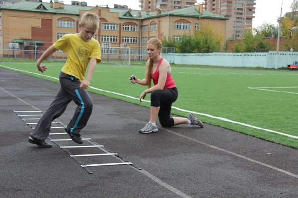 Sportos anya és fia részt fitnesz — Stock Fotó