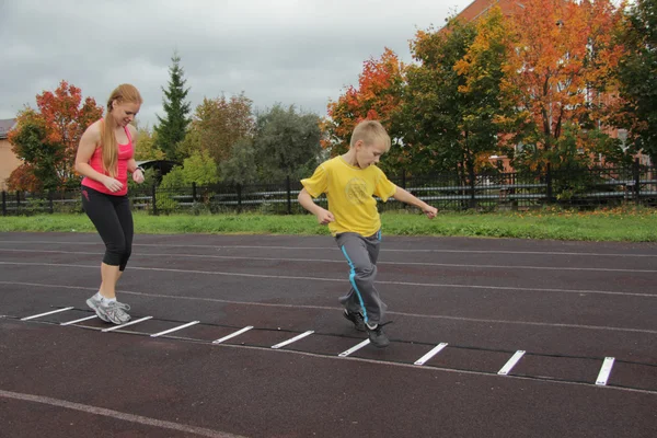 Sportowe matka i syn zaangażowanych w fitness — Zdjęcie stockowe