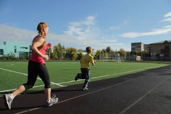 Athletic mother and son engaged in fitness — Stock Photo, Image