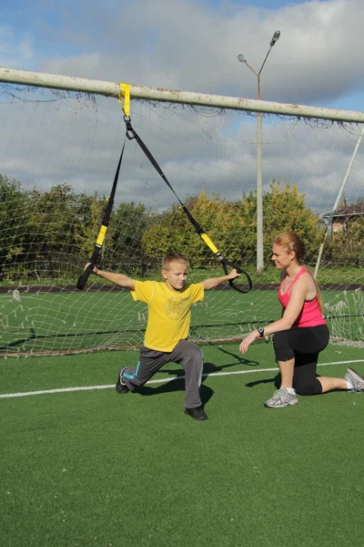 Atletische moeder en zoon die zich bezighouden met fitness — Stockfoto