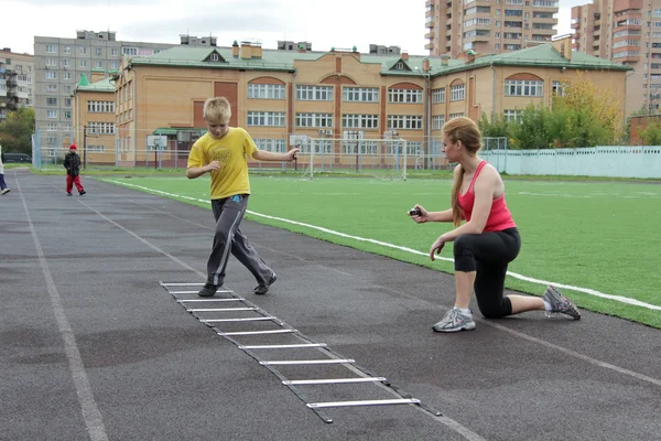 Sportos anya és fia részt fitnesz — Stock Fotó