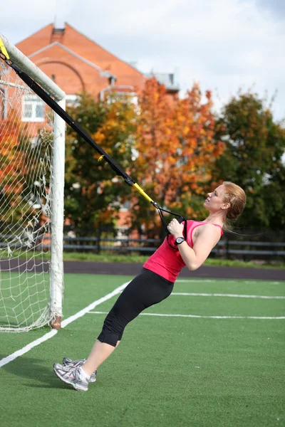 Atletisk ung kvinna bedriver fitness — Stockfoto