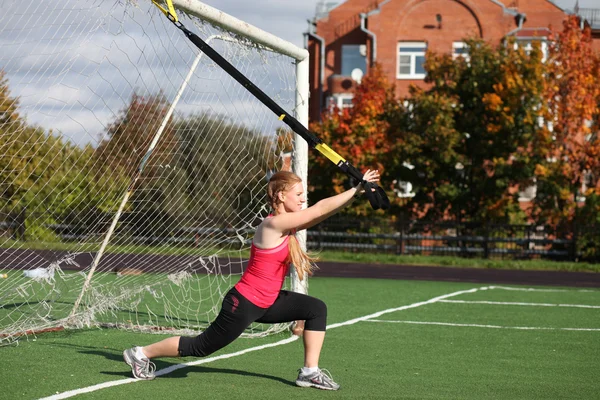 Atletische jonge vrouw die zich bezighouden met fitness — Stockfoto