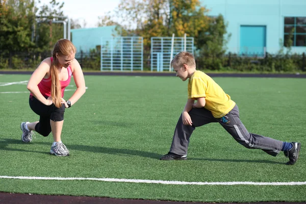 Sportliche Mutter und Sohn im Fitnessbereich engagiert — Stockfoto