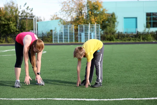 Madre e figlio atletici impegnati nel fitness — Foto Stock
