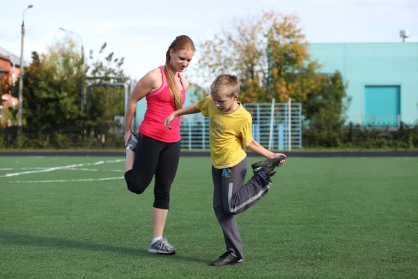 Madre e figlio atletici impegnati nel fitness — Foto Stock