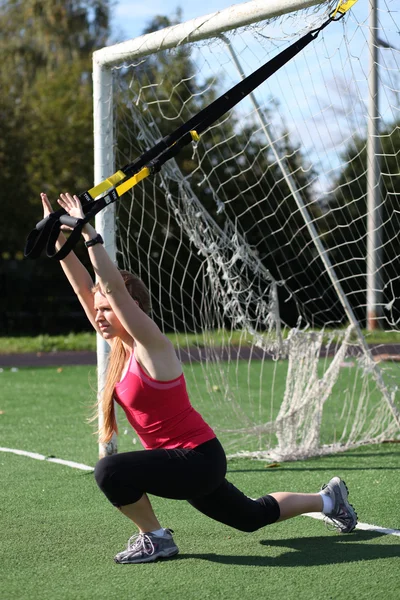 Atletische jonge vrouw die zich bezighouden met fitness — Stockfoto