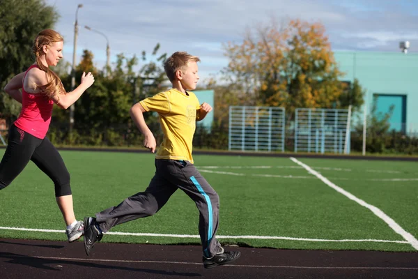 Athletic mother and son engaged in fitness — Stock Photo, Image