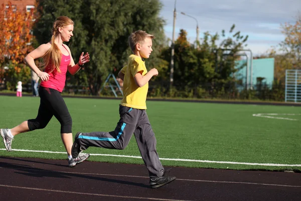 Sportliche Mutter und Sohn im Fitnessbereich engagiert — Stockfoto