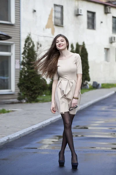 Jovem mulher andando na rua — Fotografia de Stock