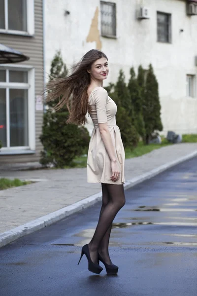 Mujer joven caminando por la calle —  Fotos de Stock