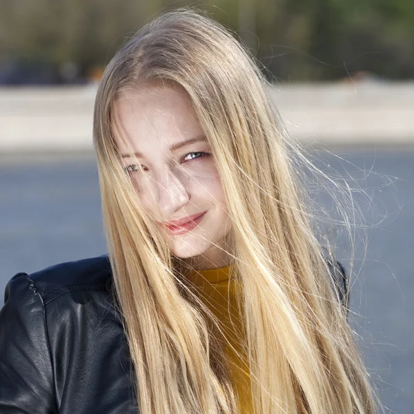 Belle jeune femme blonde — Photo