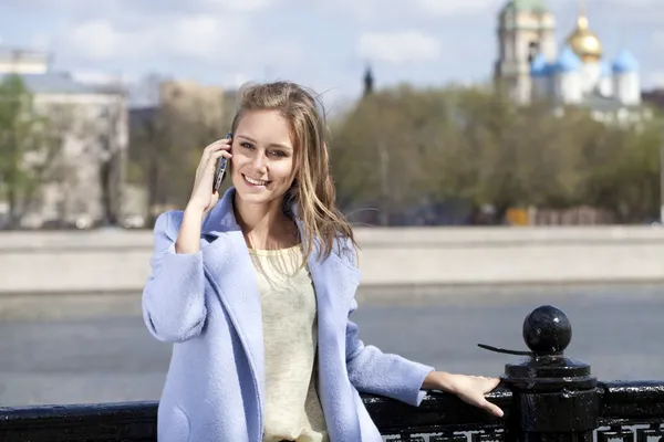 Joyeux jeune femme appelant par téléphone — Photo