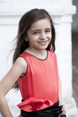 Güzel küçük bir kızın portresi.