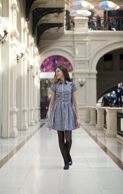 dükkanda yürüyen güzel bir genç kadın