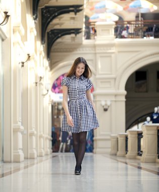 dükkanda yürüyen güzel bir genç kadın