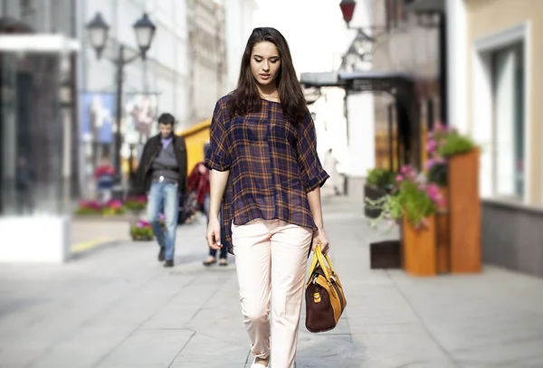 Güzel bir genç kadın. sokak moda — Stok fotoğraf