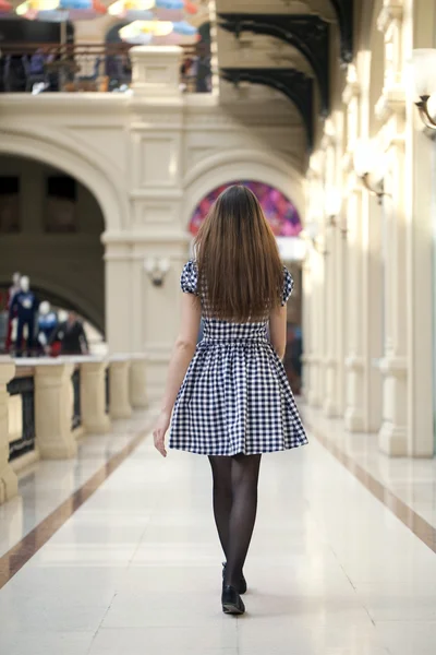 Mooie jonge vrouw wandelen in de winkel — Stockfoto