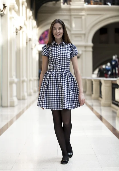 Beautiful young woman walking in the shop — Stock Photo, Image