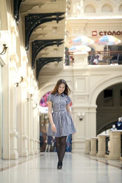 Beautiful young woman walking in the shop — Stock Photo, Image