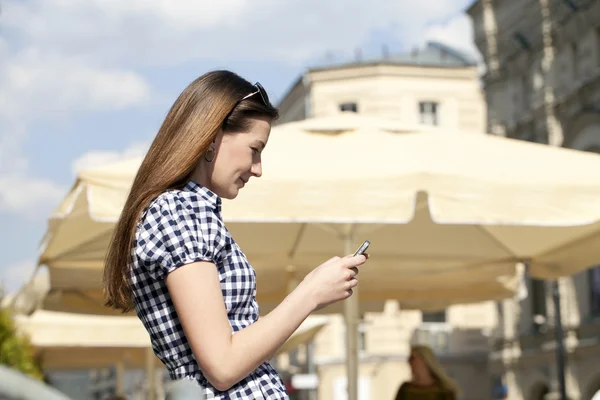 Kvinna läser ett meddelande på telefon — Stockfoto