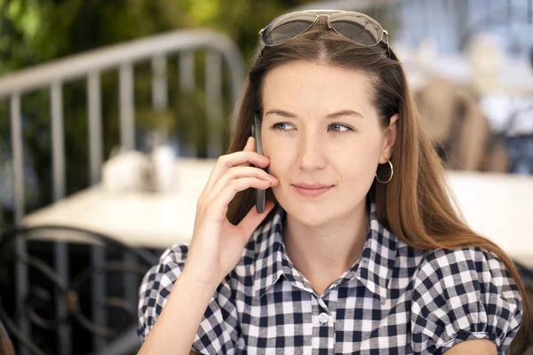 Gelukkige vrouw praten op mobiele telefoon — Stockfoto