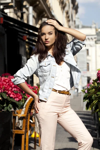 Hermosa joven. Moda callejera — Foto de Stock