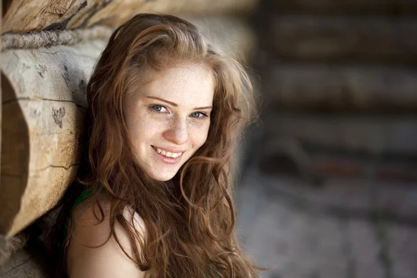 Vackra unga röda hår kvinna — Stockfoto