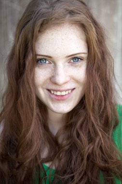 Kızıl saçlı kız