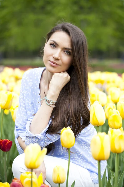 Mujer joven con tulipanes —  Fotos de Stock