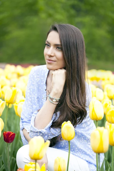 Ung kvinna med tulpaner — Stockfoto