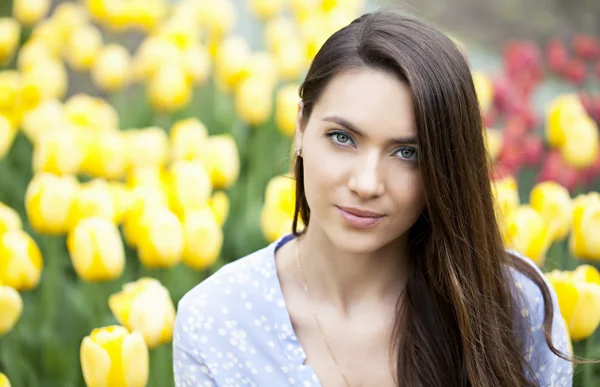 Jeune femme avec des tulipes — Photo