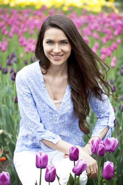 Junge Frau mit Tulpen — Stockfoto