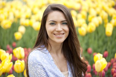 Laleli genç bir kadın