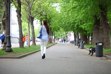 Tam boy beyaz pantolon ve blu güzel bir kadın portresi