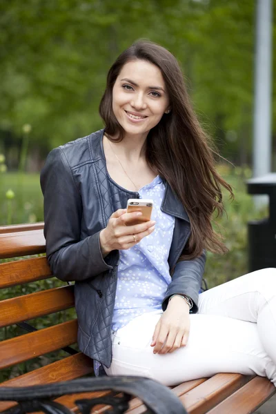 Heureuse femme lisant un message au téléphone — Photo