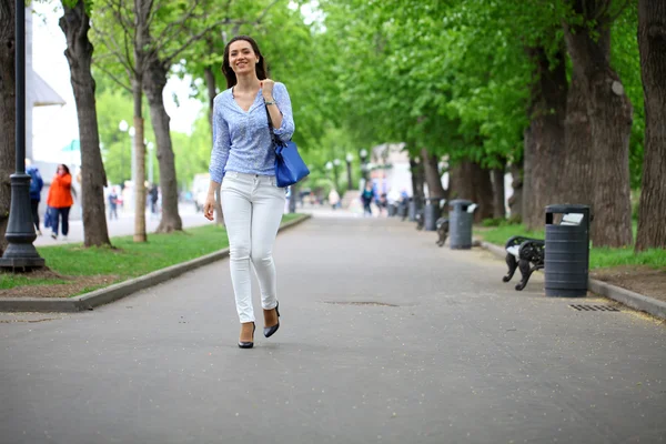 Retrato de larga duración de una hermosa mujer en pantalones blancos y blu —  Fotos de Stock