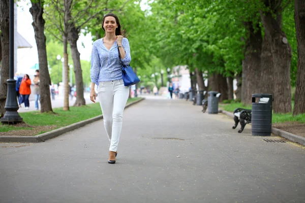 Retrato de larga duración de una hermosa mujer en pantalones blancos y blu —  Fotos de Stock