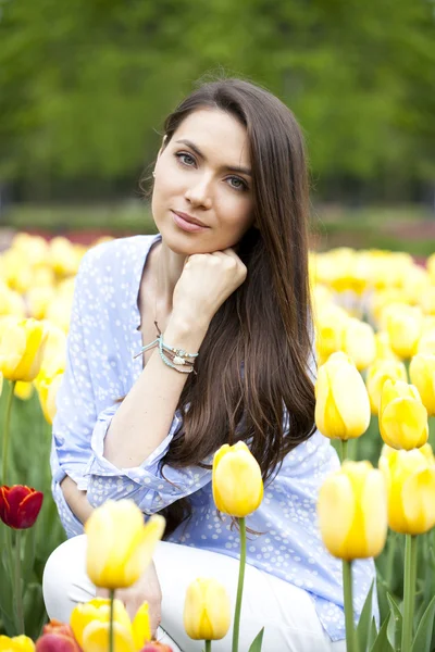 Junge Frau mit Tulpen — Stockfoto