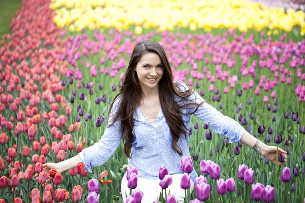 Junge Frau mit Tulpen — Stockfoto