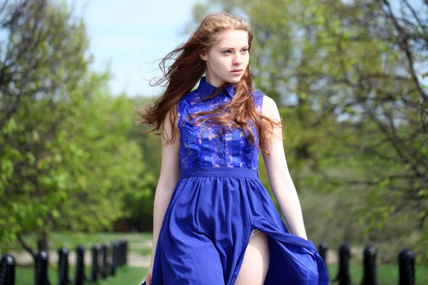 Krásné červené vlasy dívka v modrých šatech — Stock fotografie