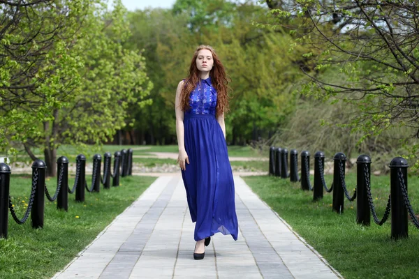 Hermosa chica de pelo rojo en un vestido azul —  Fotos de Stock