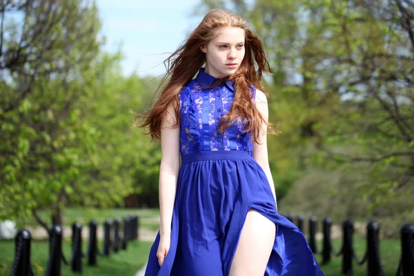Красивая рыжая девушка в синем платье — стоковое фото