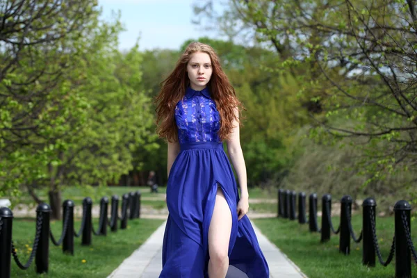 Hermosa chica de pelo rojo en un vestido azul — Foto de Stock
